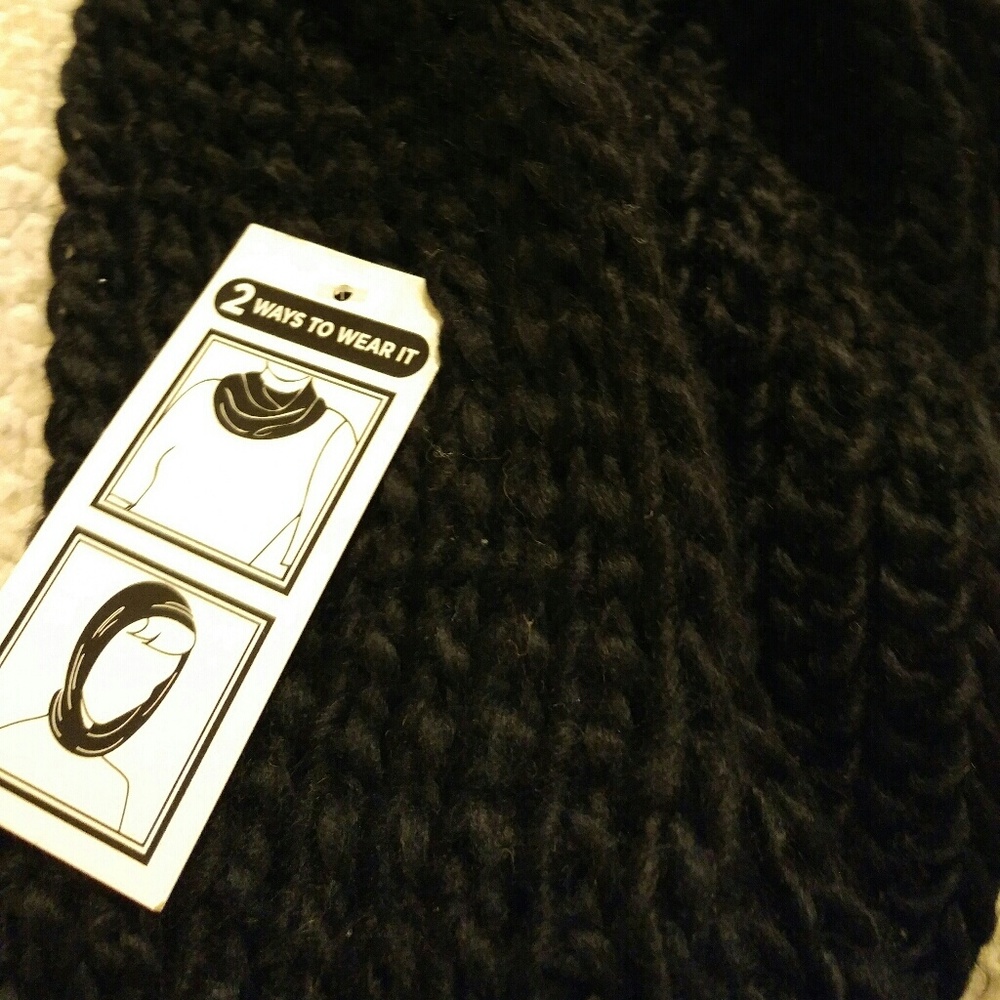 Winter Essentials Neckwarmer - Picture 3 of 3